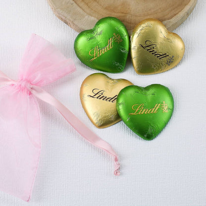 Tasse mit Lindt Schokoladen Herzen