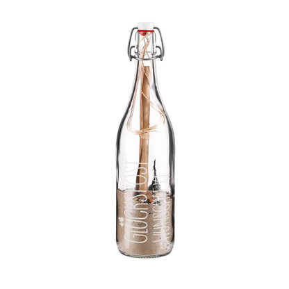 Glückspost in einer gravierten Bügelflasche