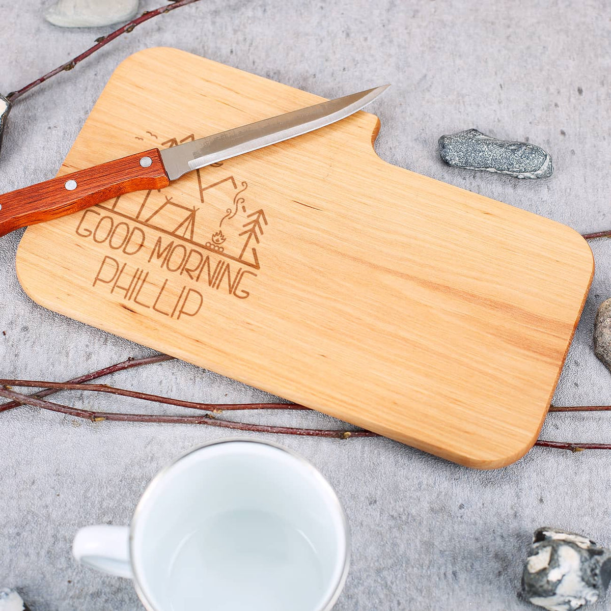 Messerbrett und Emailletasse im Set mit Campingmotiv