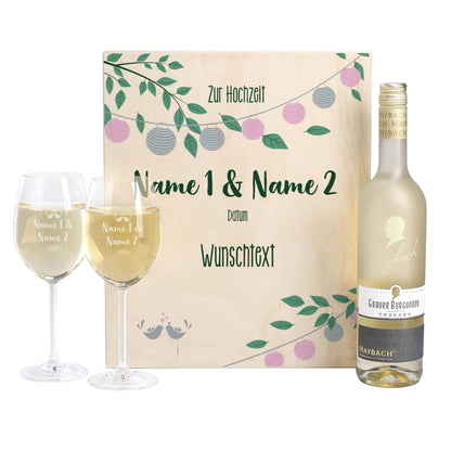 Gravierte Weingläser mit Weißwein in festlicher Holzverpackung zur Hochzeit