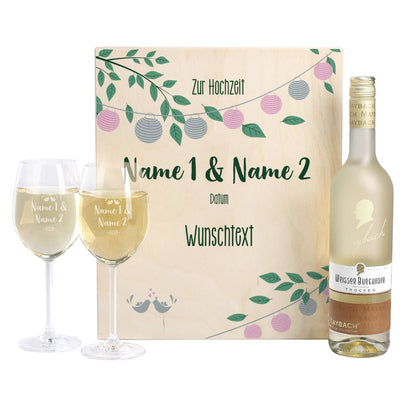 Gravierte Weingläser mit Weißwein in festlicher Holzverpackung zur Hochzeit