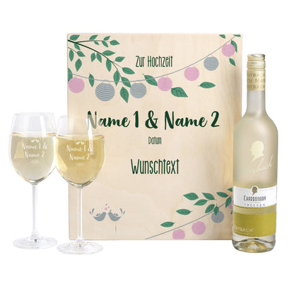 Gravierte Weingläser mit Weißwein in festlicher Holzverpackung zur Hochzeit