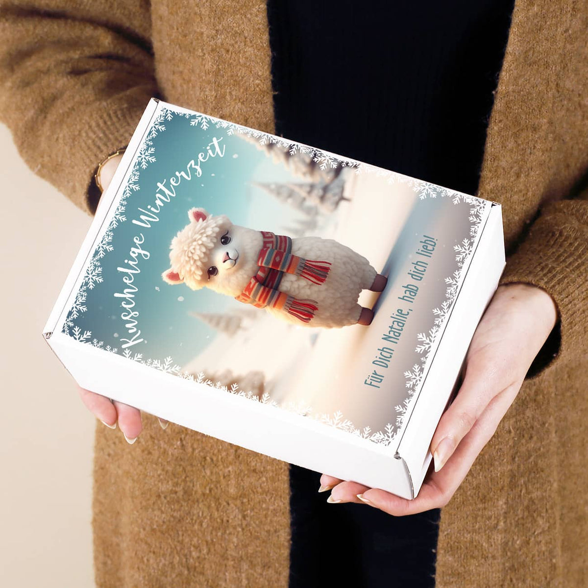 Personalisierte Geschenkbox mit Lama als Motiv & personalisiertem Text