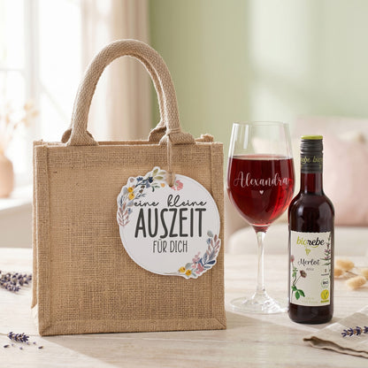 Persönliches Weinset für eine kleine Auszeit mit Wein, graviertem Glas und Geschenktüte