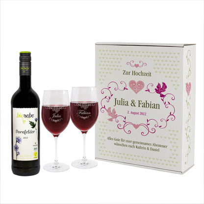 Geschenkset zur Hochzeit mit Biorebe Dornfelder Wein, gravierten Gläsern „Julia & Fabian“ und personalisierter Kartonbox mit Herz-Design