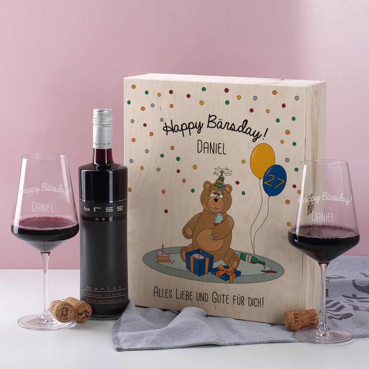 Geschenkset zum Geburtstag mit ihrer personalisierbaren Holzbox und zwei Rotweigläsern