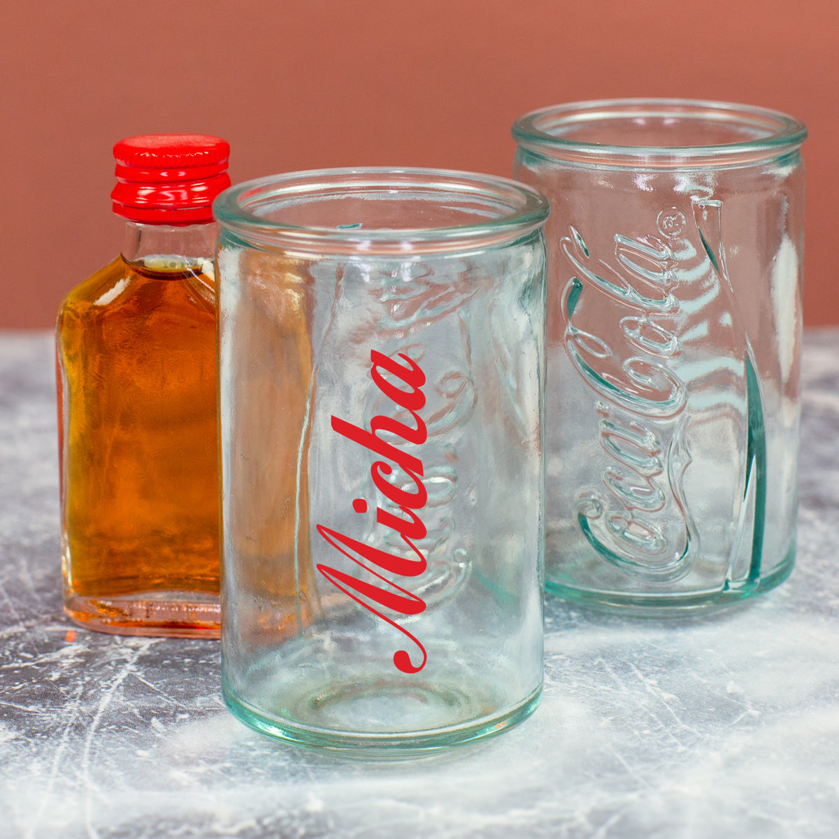 Personalisiertes Coca-Cola Shotglas mit rotem Namen Micha und geprägtem Schriftzug auf der Rückseite