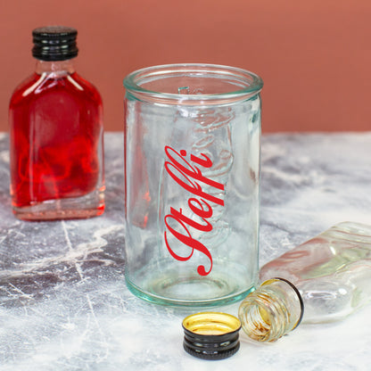 Personalisiertes Coca-Cola Shotglas mit rotem Namen Steffi, Mini-Flasche und zweitem Glas im Hintergrund
