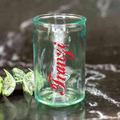 Personalisiertes Mini Shotglas mit rotem Namen Franzi im Coca-Cola Retro-Stil auf dunkler Oberfläche
