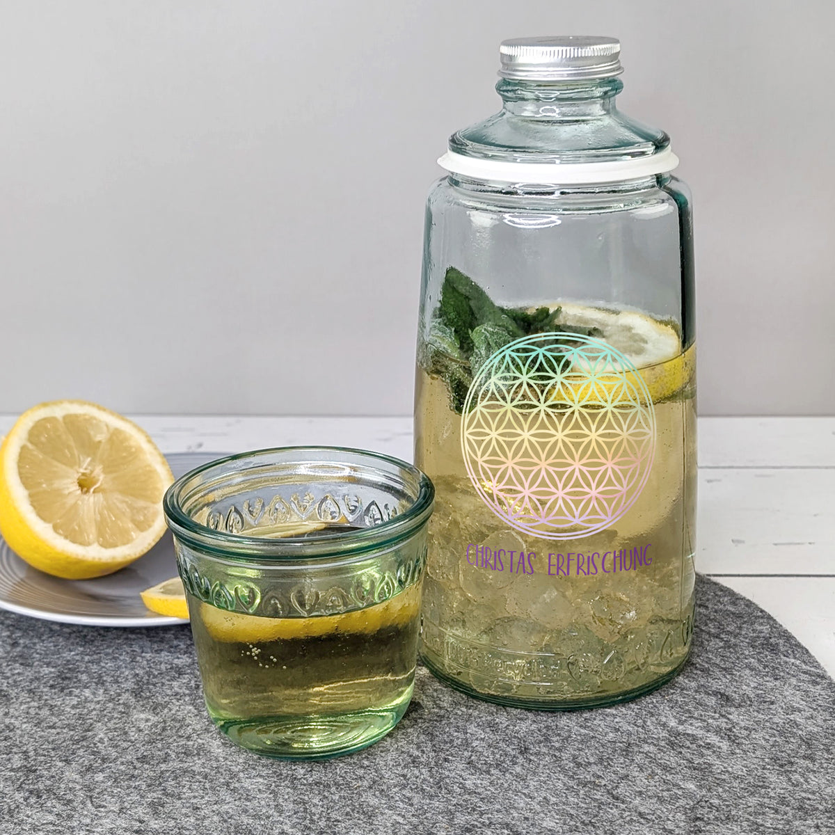 Karaffe mit Trinkglas personalisiert mit Wunschtext für Wellness und Bar | Lebensblumen Mandala
