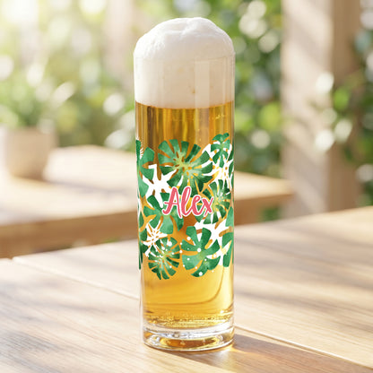 Personalisiertes Kölschglas mit Monstera-Motiv und Name Alex, gefüllt mit Bier auf Holztisch