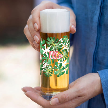 Personalisiertes Bierglas mit grünem Monstera-Motiv und Name Ella, gefüllt mit Bier