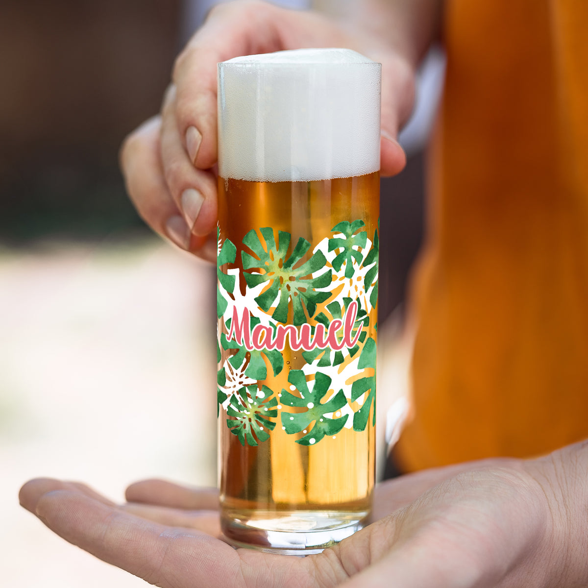 Schlankes Kölschglas mit Monstera-Blättern und Name Manuel als persönliches Biergeschenk