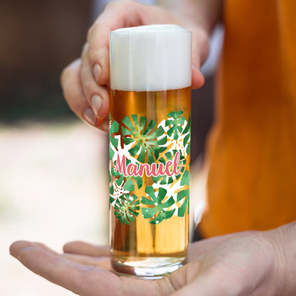 Schlankes Kölschglas mit Monstera-Blättern und Name Manuel als persönliches Biergeschenk