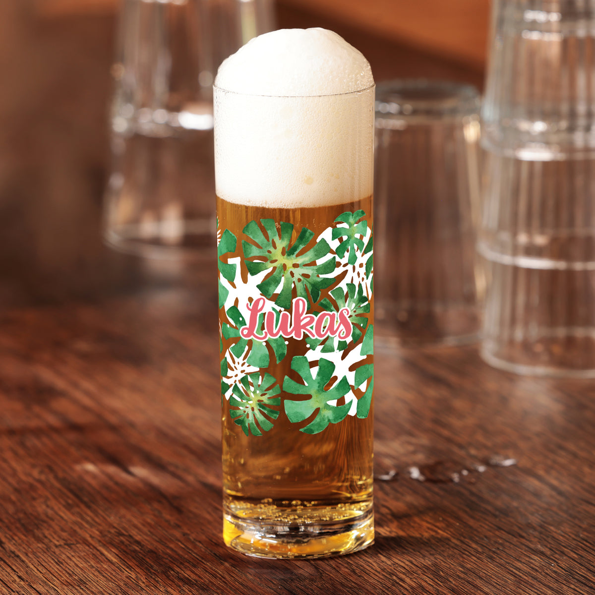 Personalisiertes Kölschglas mit Name Lukas, tropischem Blätter-Motiv und Bierschaum