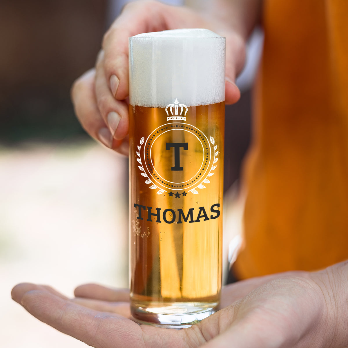 Personalisierte Kölschstange mit Initiale T und Name Thomas wird in der Hand präsentiert