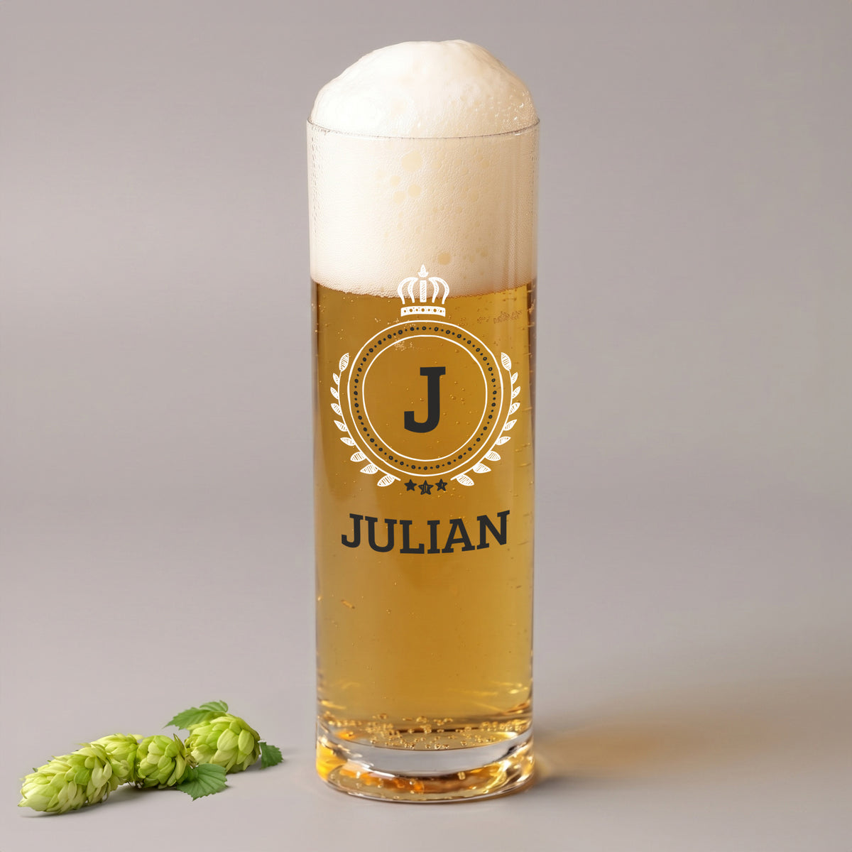 Personalisiertes Kölschglas mit Initiale J und Name Julian, gefüllt mit Bier und Schaumkrone