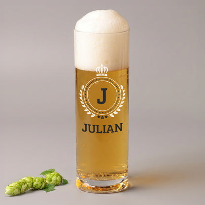 Personalisiertes Kölschglas mit Initiale J und Name Julian, gefüllt mit Bier und Schaumkrone