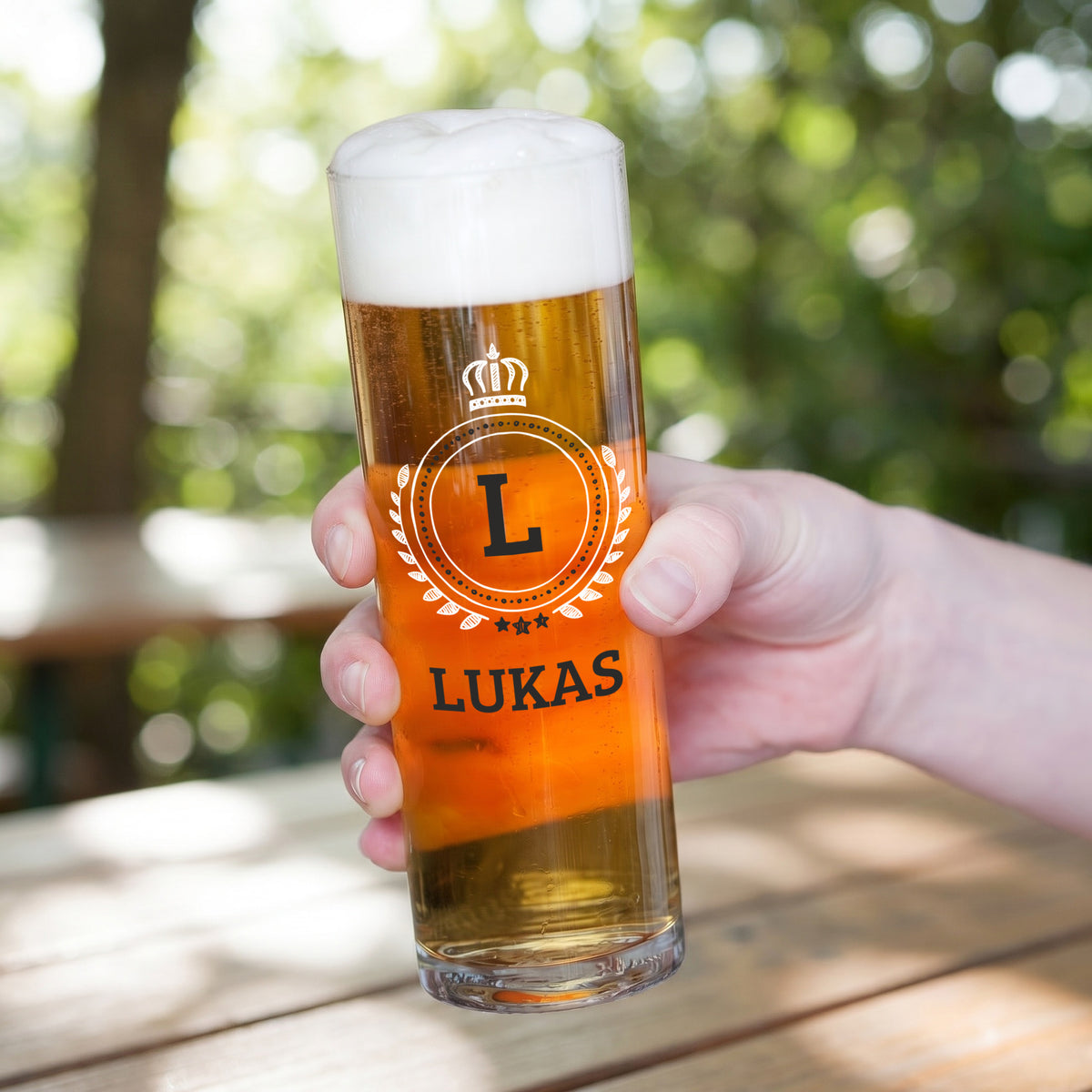 Kölschglas mit personalisiertem Wappen-Aufdruck, Initiale L und Name Lukas in der Hand gehalten