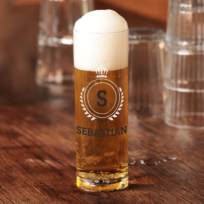 Personalisierte Kölschstange mit Initiale S und Name Sebastian auf Holztisch mit Bierfüllung