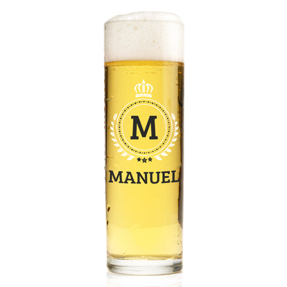 Personalisiertes Kölschglas mit Initiale M und Name Manuel, gefüllt mit hellem Bier vor weißem Hintergrund