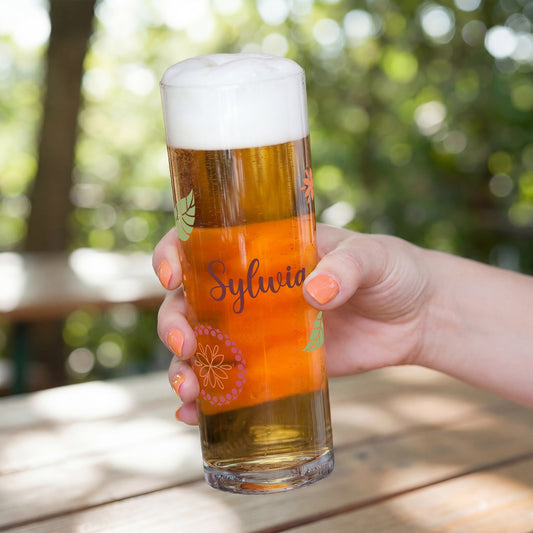 Personalisiertes Kölschglas mit floralem Ornament-Motiv und Name Sylwia in der Hand gehalten