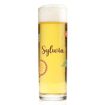 Personalisierte Kölschstange mit floralem Motiv, Name Sylwia und Bierfüllung auf weißem Hintergrund