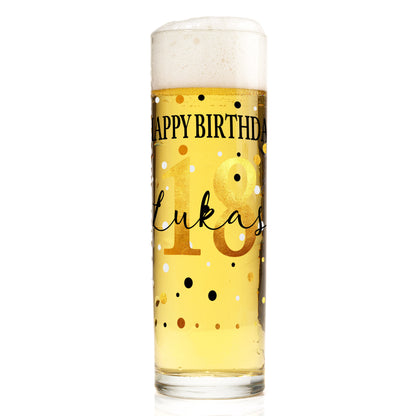 Freigestelltes Kölschglas mit Happy-Birthday-Motiv, goldener Zahl 18, personalisiertem Namen und hellem Bier vor grauem Hintergrund.