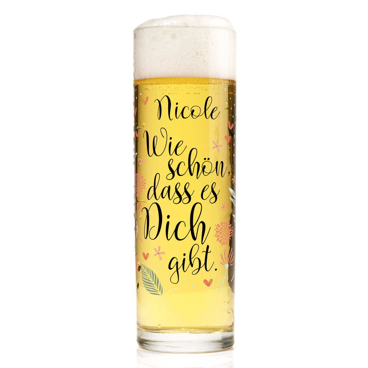 Personalisiertes Kölschglas mit Name Nicole, floralem Motiv und Spruch Wie schön dass es Dich gibt vor weißem Hintergrund