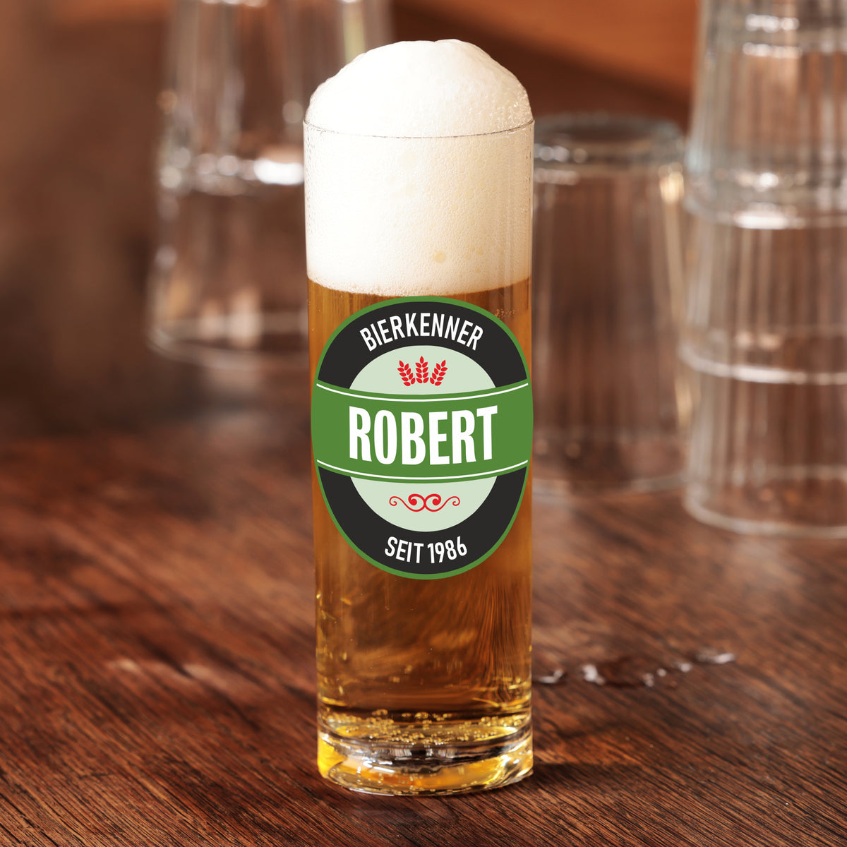 Personalisiertes Bierglas mit Name Robert und Text Bierkenner seit 1986 auf Holztisch