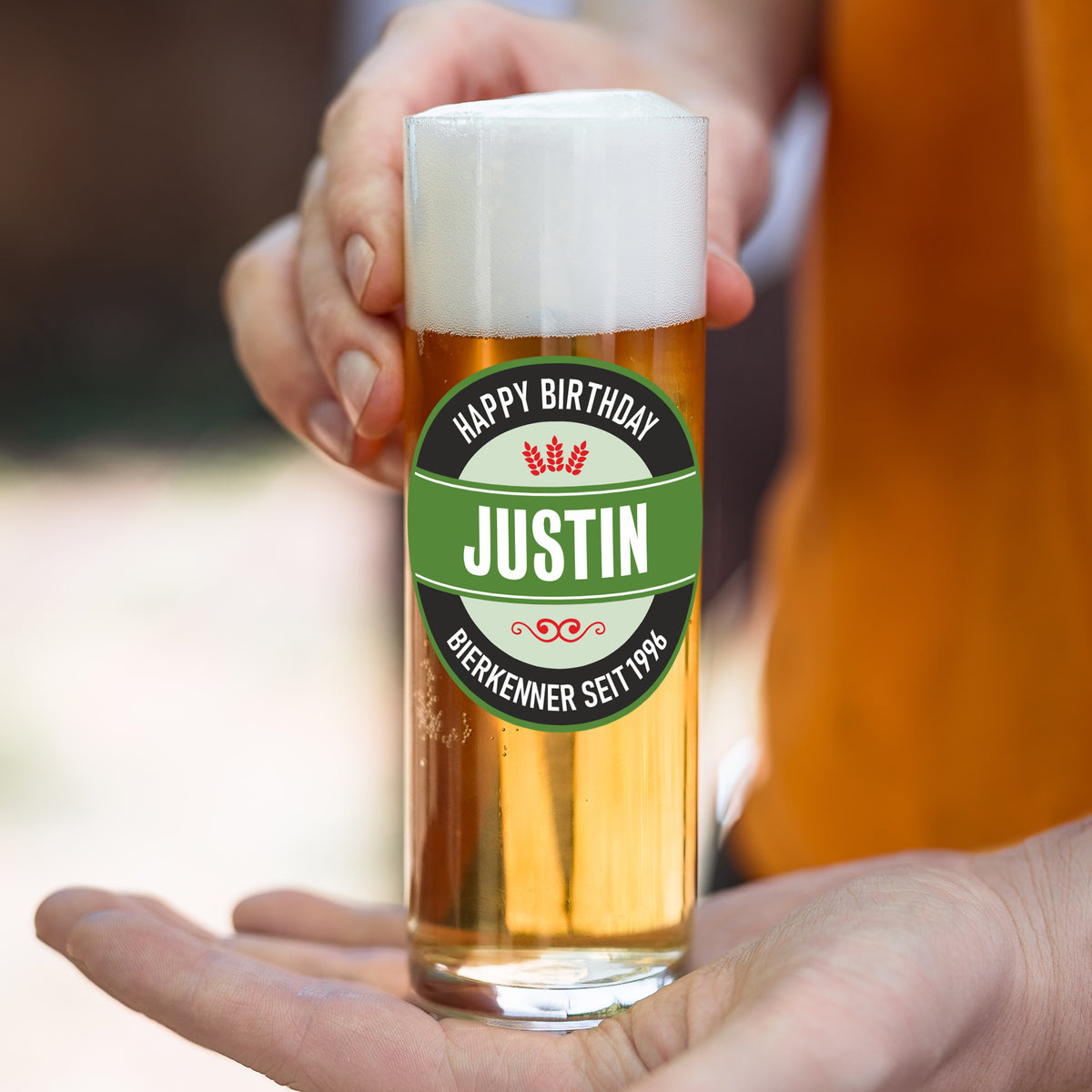 Personalisiertes Kölschglas mit Happy Birthday, Name Justin und Bierkenner seit 1996 in der Hand