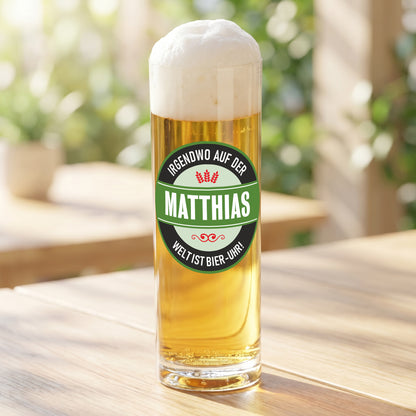 Personalisiertes Kölschglas mit Name Matthias und Bierlogo-Aufdruck auf Holztisch