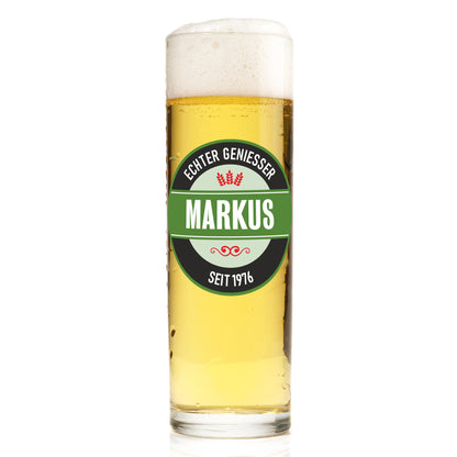 Personalisiertes Kölschglas mit Name Markus und Text Echter Genießer seit 1976 vor weißem Hintergrund