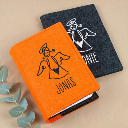 Personalisierte Buchhülle aus Filz in Orange und Anthrazit mit Engel-Motiv, Herz und Name für Gotteslob oder Gesangbuch