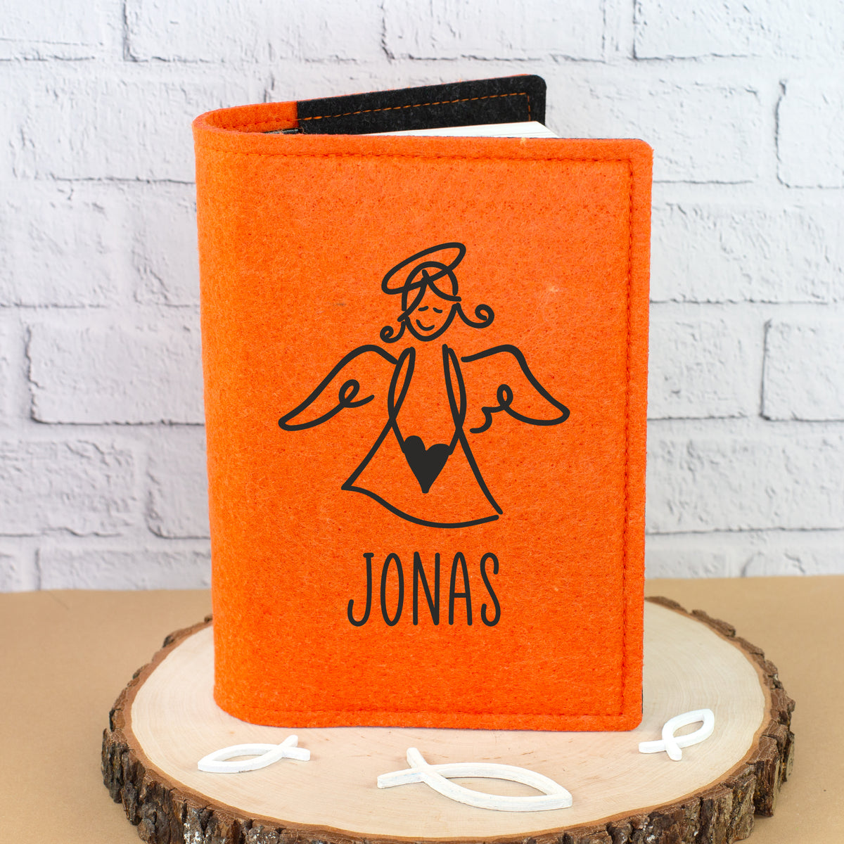 Orange Buchhülle aus Filz mit Engel-Motiv und Name auf Holzscheibe als Hülle für Gotteslob oder Gebetsbuch