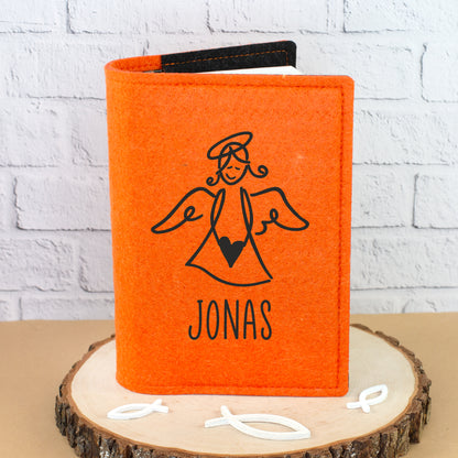 Orange Buchhülle aus Filz mit Engel-Motiv und Name auf Holzscheibe als Hülle für Gotteslob oder Gebetsbuch