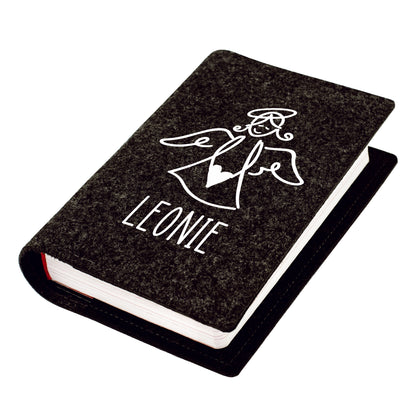 Anthrazitfarbene Buchhülle für Gotteslob mit weißem Schutzengel-Motiv, Herz und personalisiertem Namen