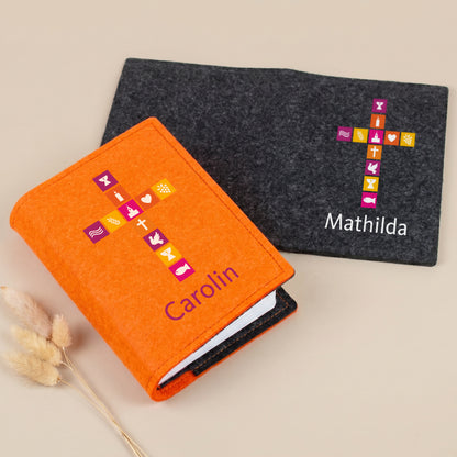 Personalisierte Buchhülle aus Filz in Orange und Anthrazit mit Kreuz-Motiv und Name für Gotteslob oder Gesangbuch