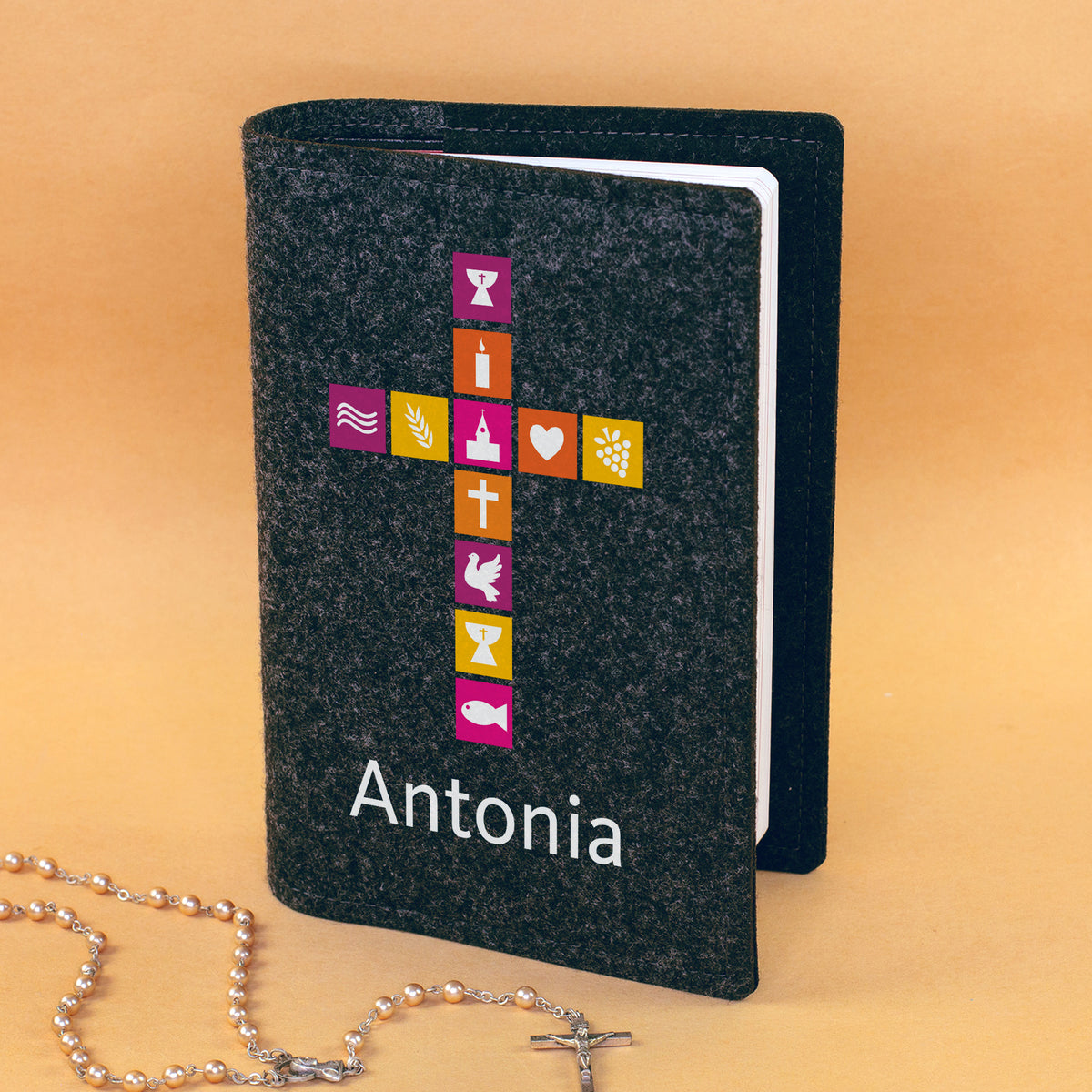 Personalisierte Gesangbuchhülle aus anthrazitfarbenem Filz mit christlichem Kreuz-Motiv und Name
