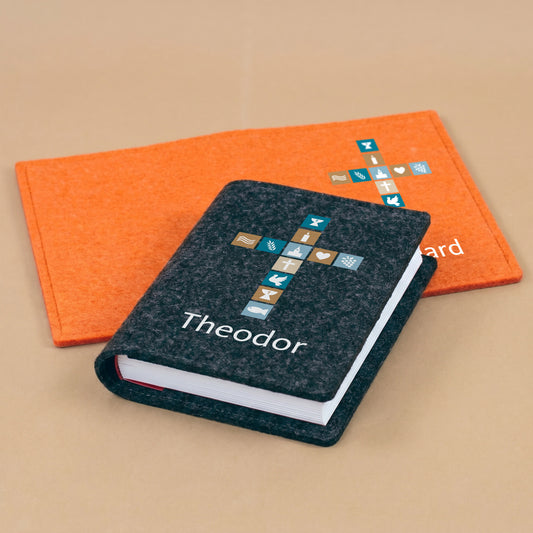 Personalisierte Buchhülle aus Filz in Anthrazit und Orange mit Kreuz-Motiv und Name für Gotteslob oder Gesangbuch