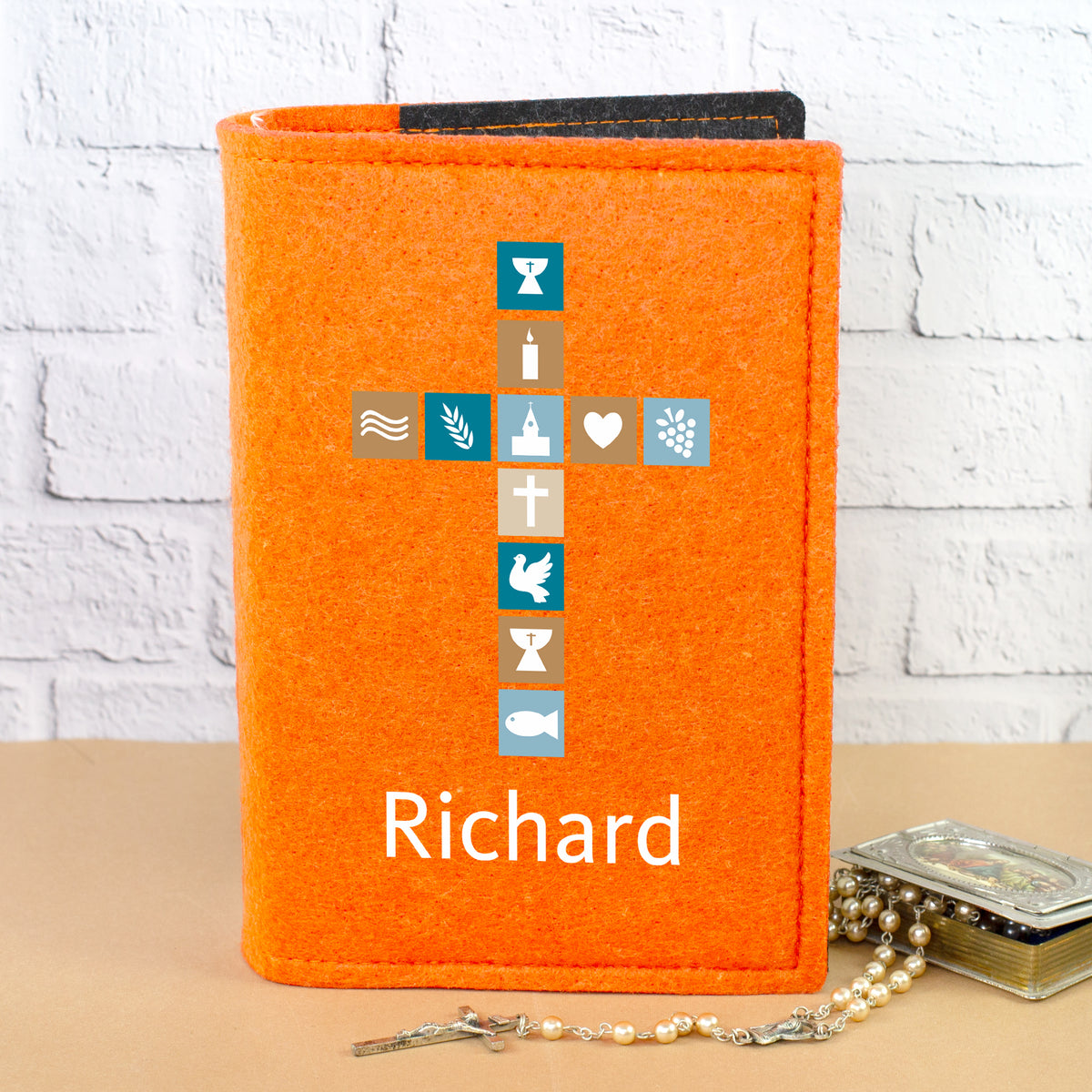 Orange Filz-Buchhülle für Gotteslob mit modernem Kreuz-Motiv, christlichen Symbolen und personalisiertem Namen