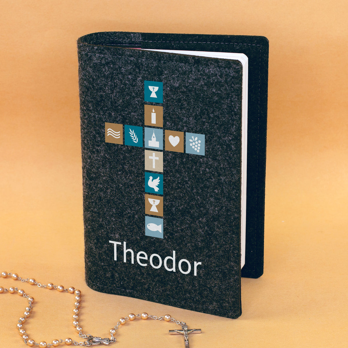 Anthrazitfarbene Filz-Buchhülle für Gotteslob mit Kreuz-Motiv und personalisiertem Namen für Jungen