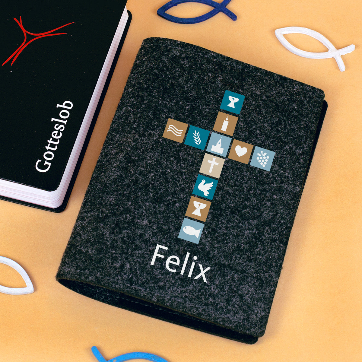 Personalisierte Gesangbuchhülle aus anthrazitfarbenem Filz mit christlichem Kreuz-Motiv und Name