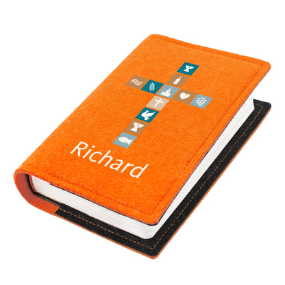Orange Buchhülle aus Filz mit Kreuz-Motiv, christlichen Symbolen und Name als Hülle für Gotteslob