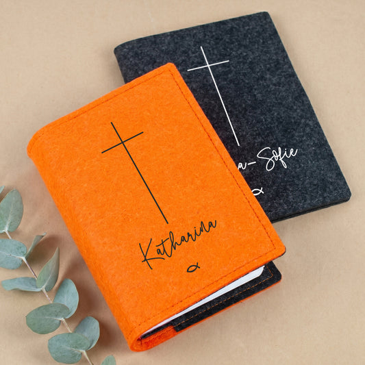 Personalisierte Buchhüllen aus Filz in Orange und Anthrazit mit schlichtem Kreuz Ichthys Motiv und Namen