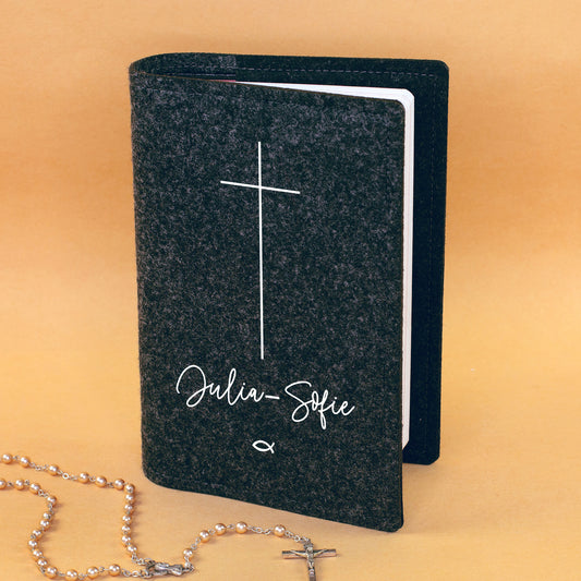 Anthrazitfarbene Buchhülle für Gotteslob mit Kreuz, Name Julia-Sofie und kleinem Fisch Symbol
