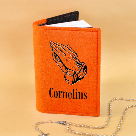 Orange Gotteslobhülle aus Filz mit betenden Händen und Name Cornelius als religiöses Geschenk