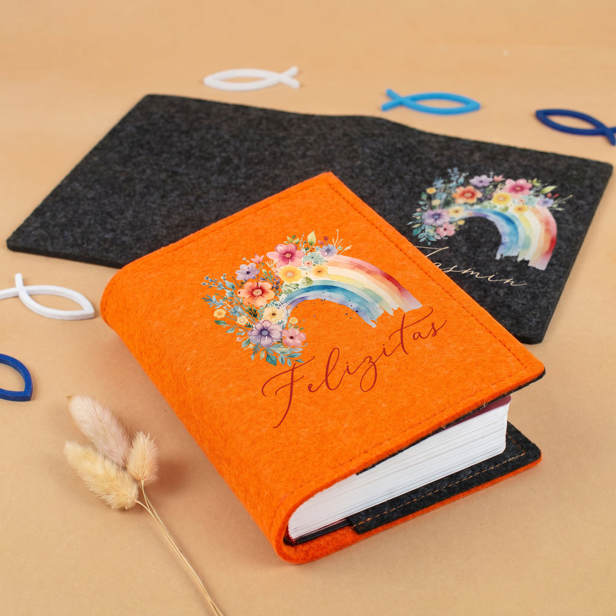 Personalisierte Buchhülle aus orangefarbenem Filz mit Regenbogen-Motiv, Blumen und Name für Gotteslob oder Gesangbuch