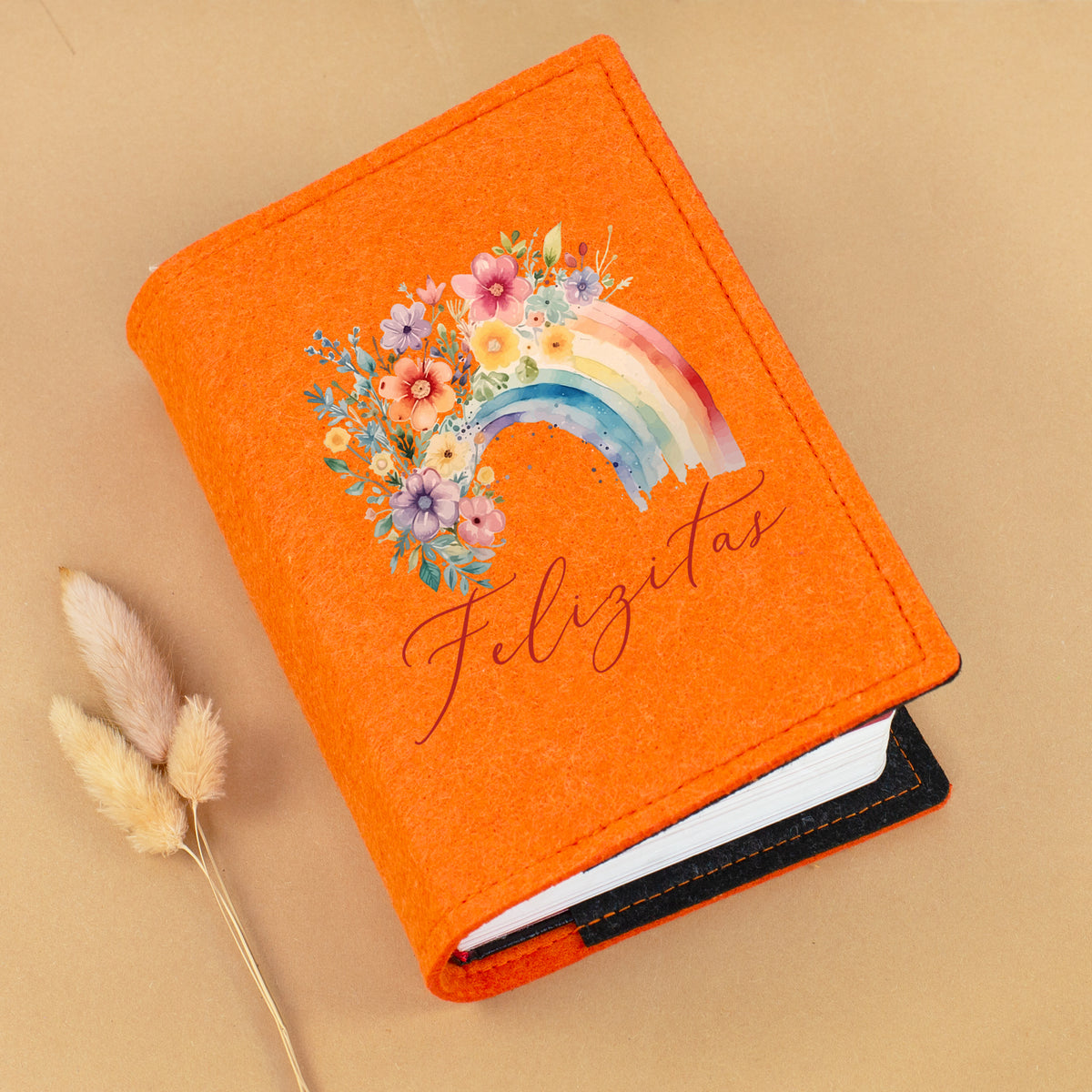 Orange Filz-Buchhülle für Gotteslob mit floralem Regenbogen-Motiv und personalisiertem Namen