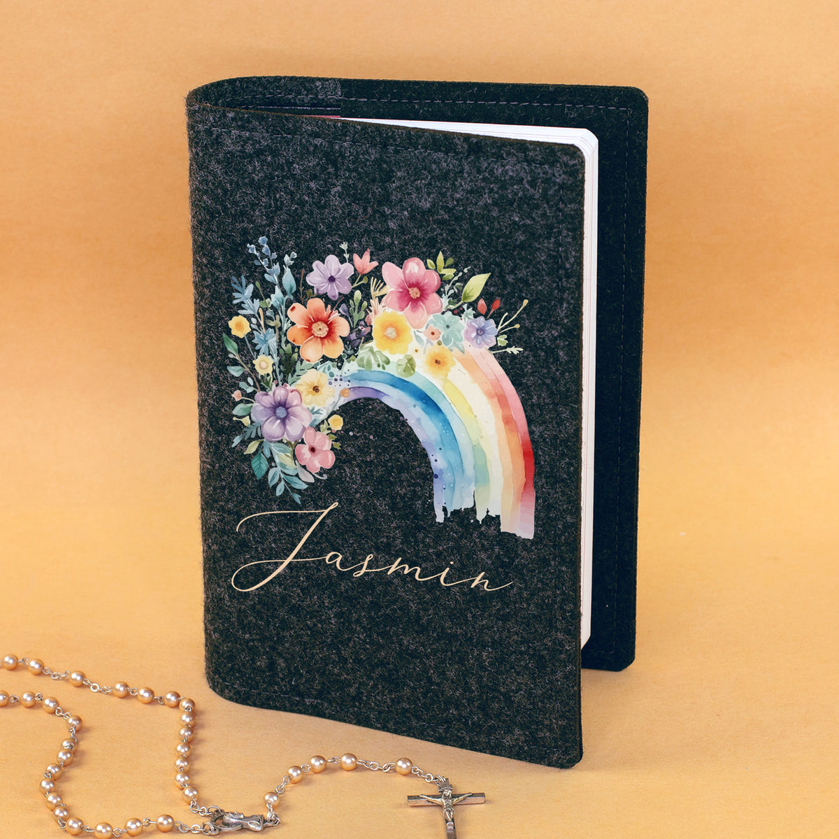 Anthrazitfarbene Filz-Buchhülle für Gotteslob mit Regenbogen-Motiv, Blumen und personalisiertem Namen